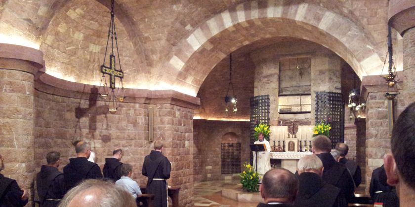 Krypta in der Unterkirche San Francesco mit Detailansicht des Franziskusgrabes in der Apsis