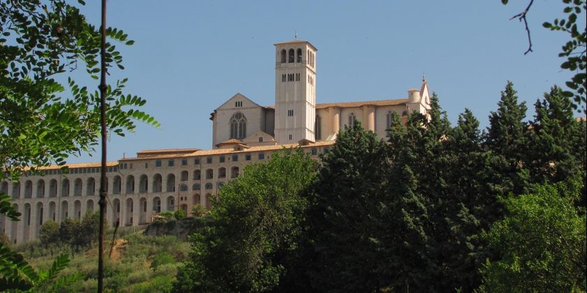 Gesamtansicht des Sacro Convento mit Oberkirche San Francesco.