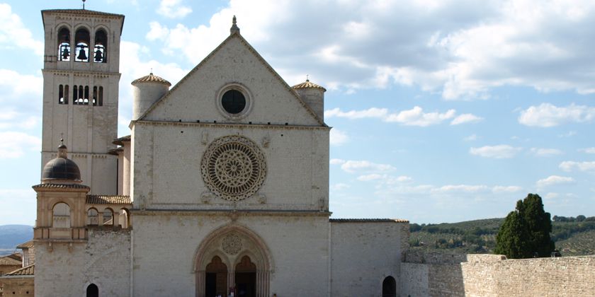 Die Fassade der Oberkirche San Francesco in Assisi mit ihrer Rosette gilt als eine der schönsten in Italien.