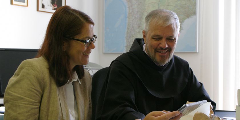 Bruder Alfons, der Leiter der Franziskaner Mission München mit seiner Mitarbeiterin Pia Wohlgemuth bei einer Projektbesprechung.