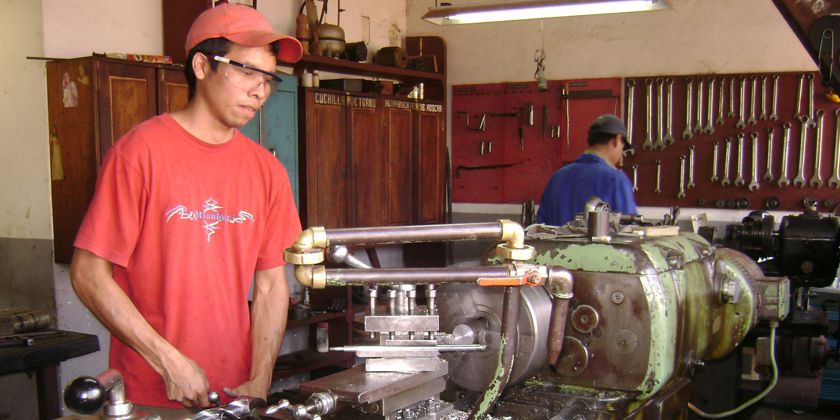 "Hilfe zur Selbsthilfe" Ein Beispiel für die Projektföerderung der Franziskaner Mission München ist die Förderung der Ausbildung Jugendlicher. Hier ein Auszubildender in einer Autowerkstatt.