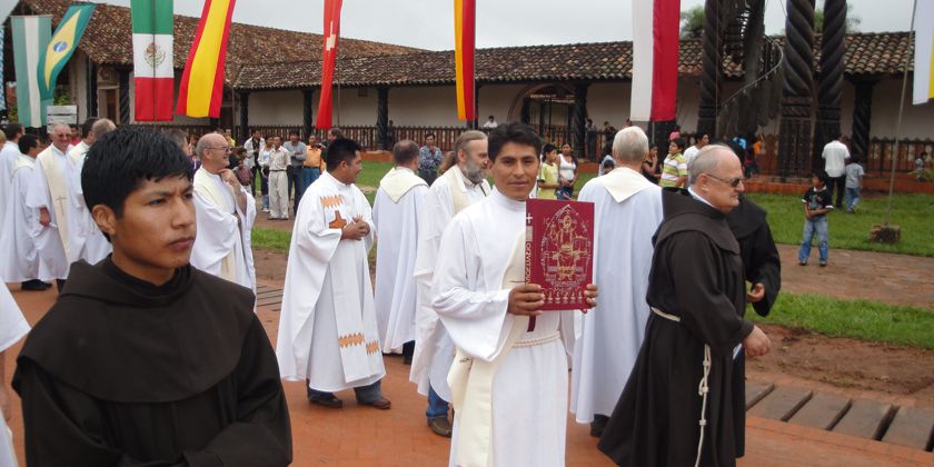 Ein feierlicher Gottesdienst mit einer Evangelienprozession an der Kathedrale in Concepción, im tropischen Tiefland Boliviens.