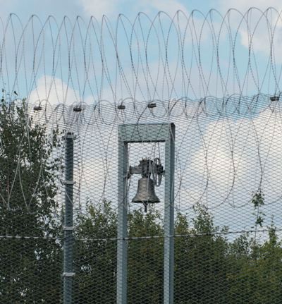 Die Friedensglocke hinter Stacheldraht