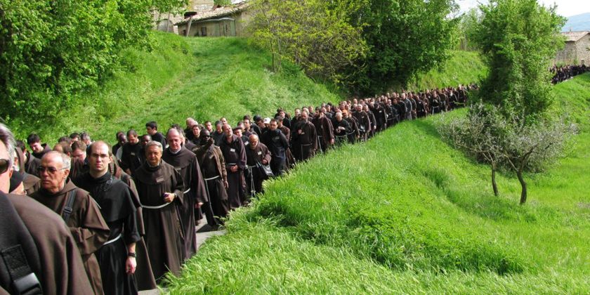 Franziskaner bei einer Prozession in Assisi. Auch heute noch ist es für manchen verlockend ohne Eigentum zu Leben. Das schafft Freiheit. Bild von Bruder Michael Blasek