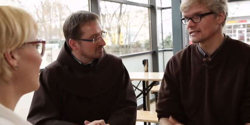 Moderatorin Andra Ballschuh im Gespräch Bruder Andreas Brands und Herrn Bernd Backhaus, den Verantwortlichen für die Suppenküche. (Bildmaterial ZDF Mediathek)