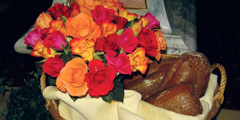 Zeichen der Barmherzigkeit: Brot und Rosen