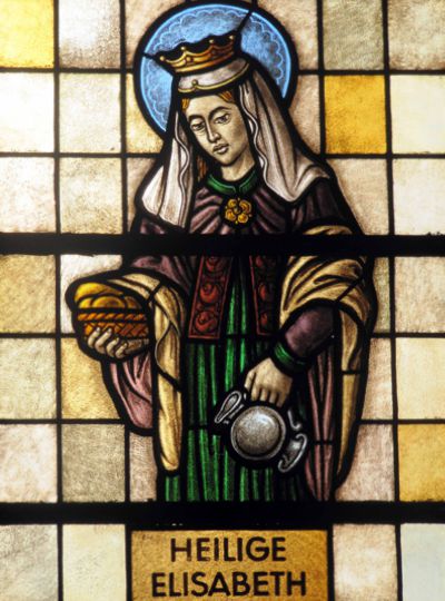 Auf dem Glasfenster in der Pfarrkirche von Vockenhausen wird der heiligen Elisabeth der Vers aus der Bergpredigt, "Selig die Barmherzigen" zugeordnet.