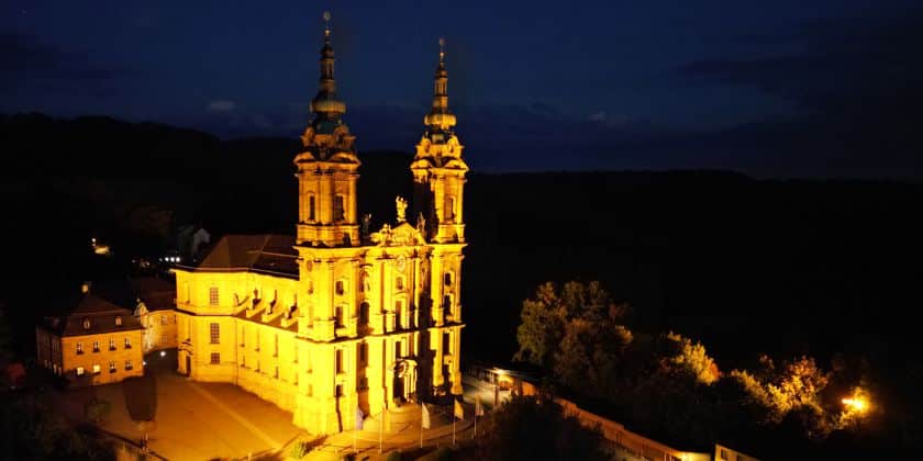 Wallfahrtsbasilika Vierzehnheiligen bei Nacht. Bild von Deutsche Franziskanerprovinz