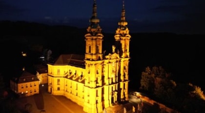 Wallfahrtsbasilika Vierzehnheiligen bei Nacht. Bild von Deutsche Franziskanerprovinz